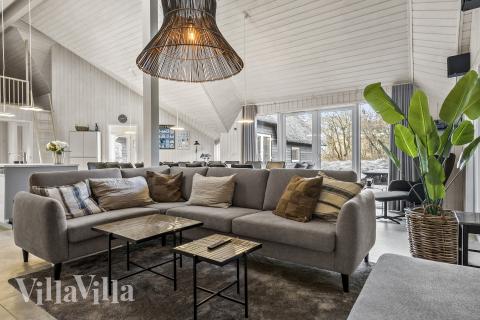 Soffhörnan i lyxstuga 182 i Sydjylland.