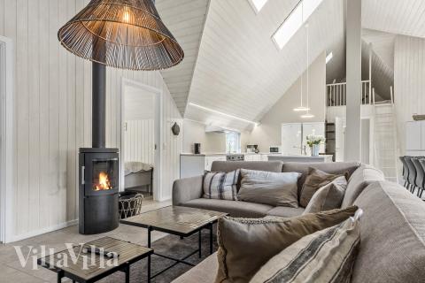 I soffhörnan i lyxstuga 182 i Sydjylland kan ni spela brädspel eller titta på film tillsammans.