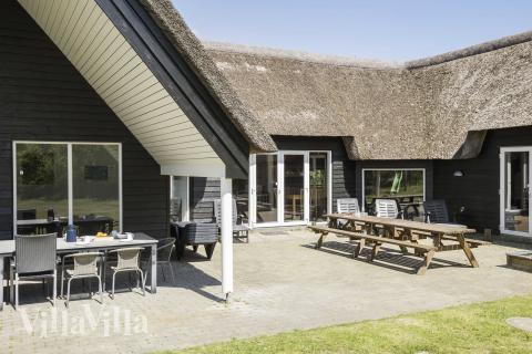 Lyxstuga nr 182 har en härlig terrass med sköna trädgårdsmöbler för 20 personer.