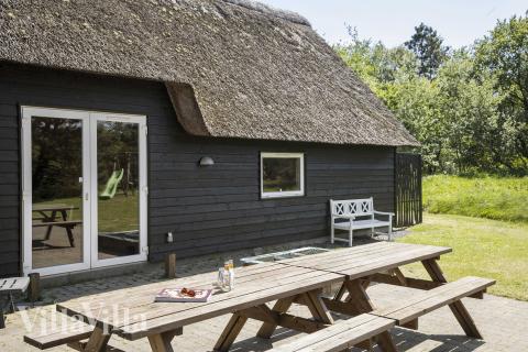 Njut av en grillkväll på terrassen i lyxstuga nr 182 i Sydjylland