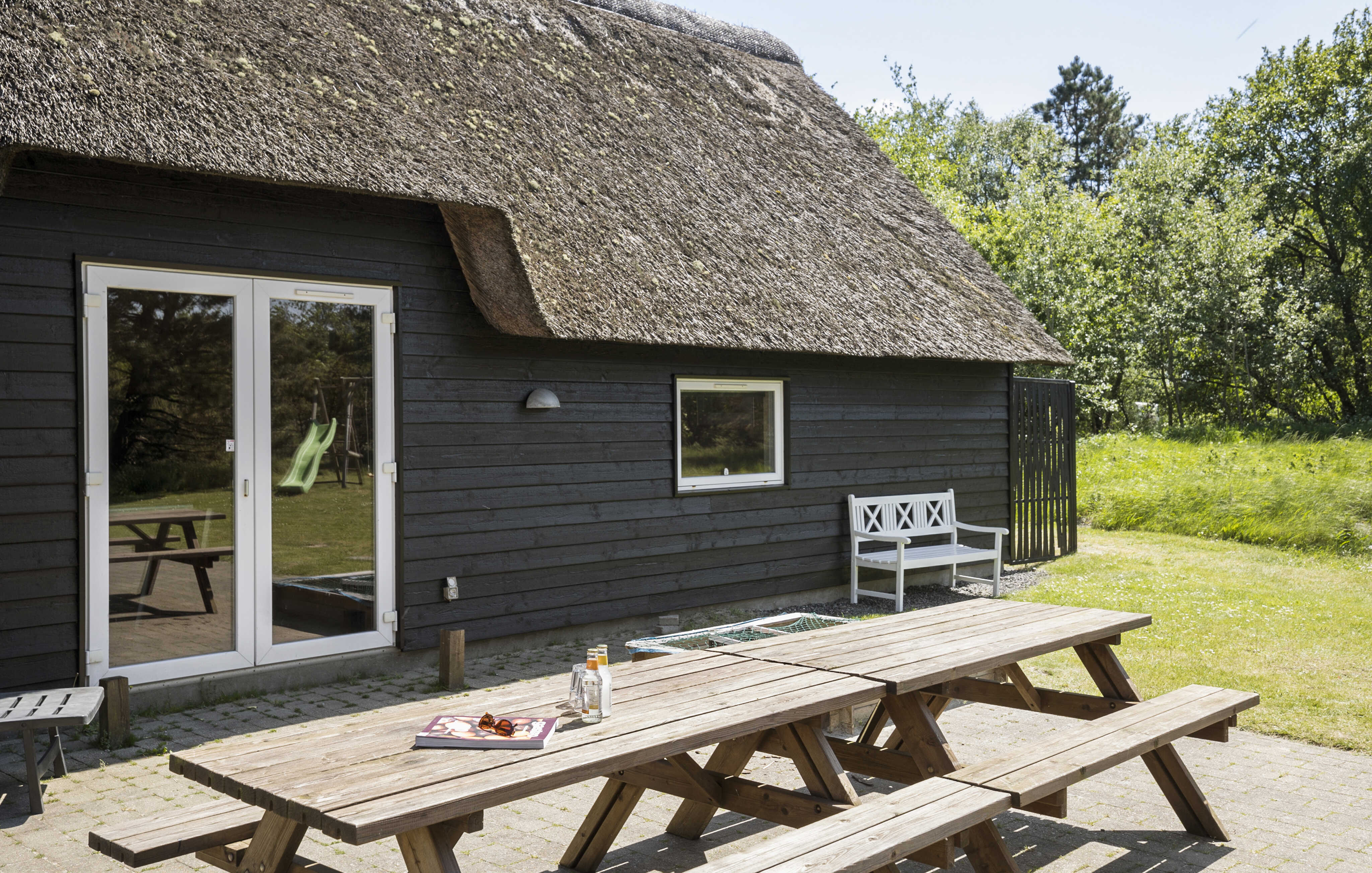 Njut av en grillkväll på terrassen i lyxstuga nr 182 i Sydjylland