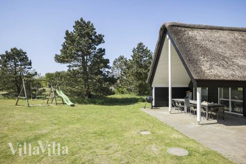 På terrassen i sommarhus nr 182 finns det plats för upp till 20 gäster.