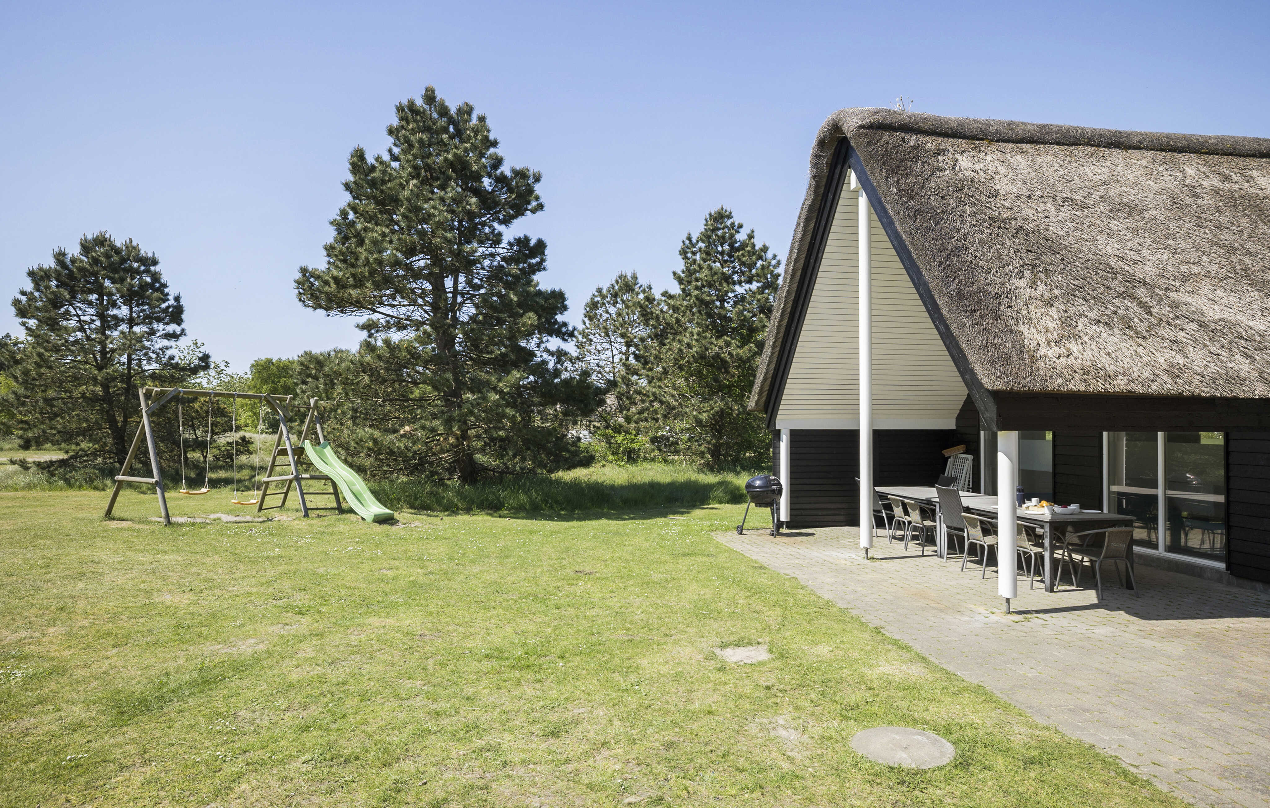 På terrassen i sommarhus nr 182 finns det plats för upp till 20 gäster.