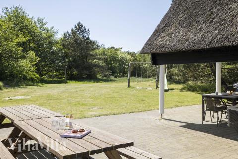 Stor terrass i lyxstuga nr 182 i Sydjylland.