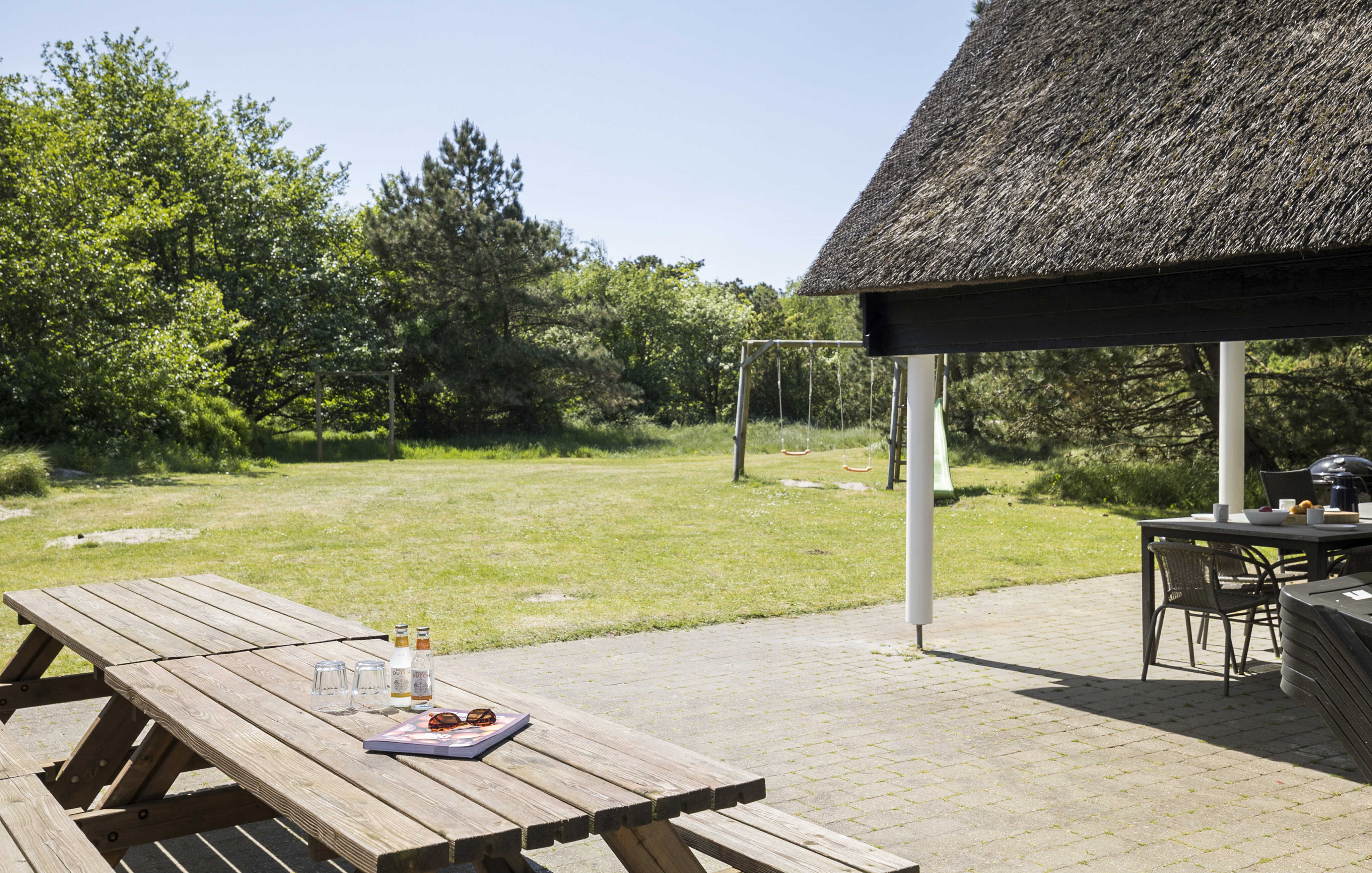 Stor terrass i lyxstuga nr 182 i Sydjylland.