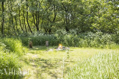 Till den trevliga sommarstugan nr 182 i Sydjylland erbjuds en mängd utomhusaktiviteter, t.ex. lektorn och gungor