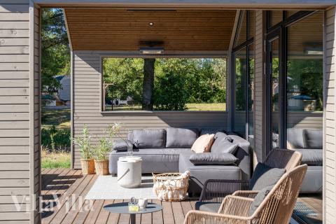 Lyxstuga nr 593 har en härlig terrass med sköna trädgårdsmöbler för 14 personer.