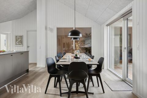 Vardagsrummet i lyxstuga nr. 593 har plats för 14 personer.