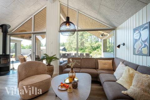 I soffhörnan i lyxstuga 593 i Sydjylland kan ni spela brädspel eller titta på film tillsammans.