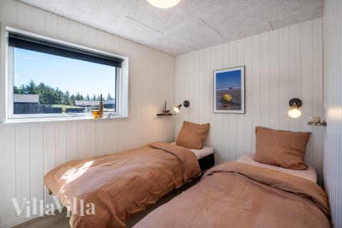 Ett av de 5 utmärkta sovrummen i lyxstuga nr 593 i Sydjylland.