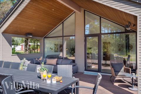 Njut av en grillkväll på terrassen i lyxstuga nr 593 i Sydjylland