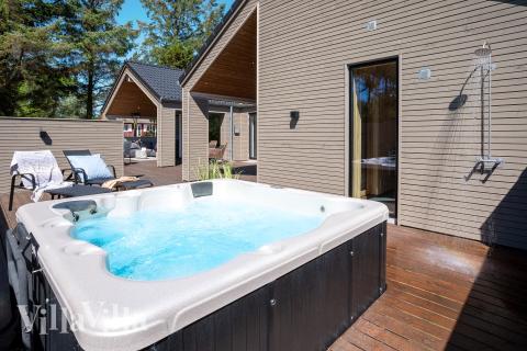 Det finns bubbelpool och 5 sovrum i lyxstuga nr 593.