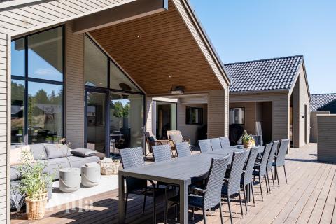 På terrassen i sommarhus nr 593 finns det plats för upp till 14 gäster.