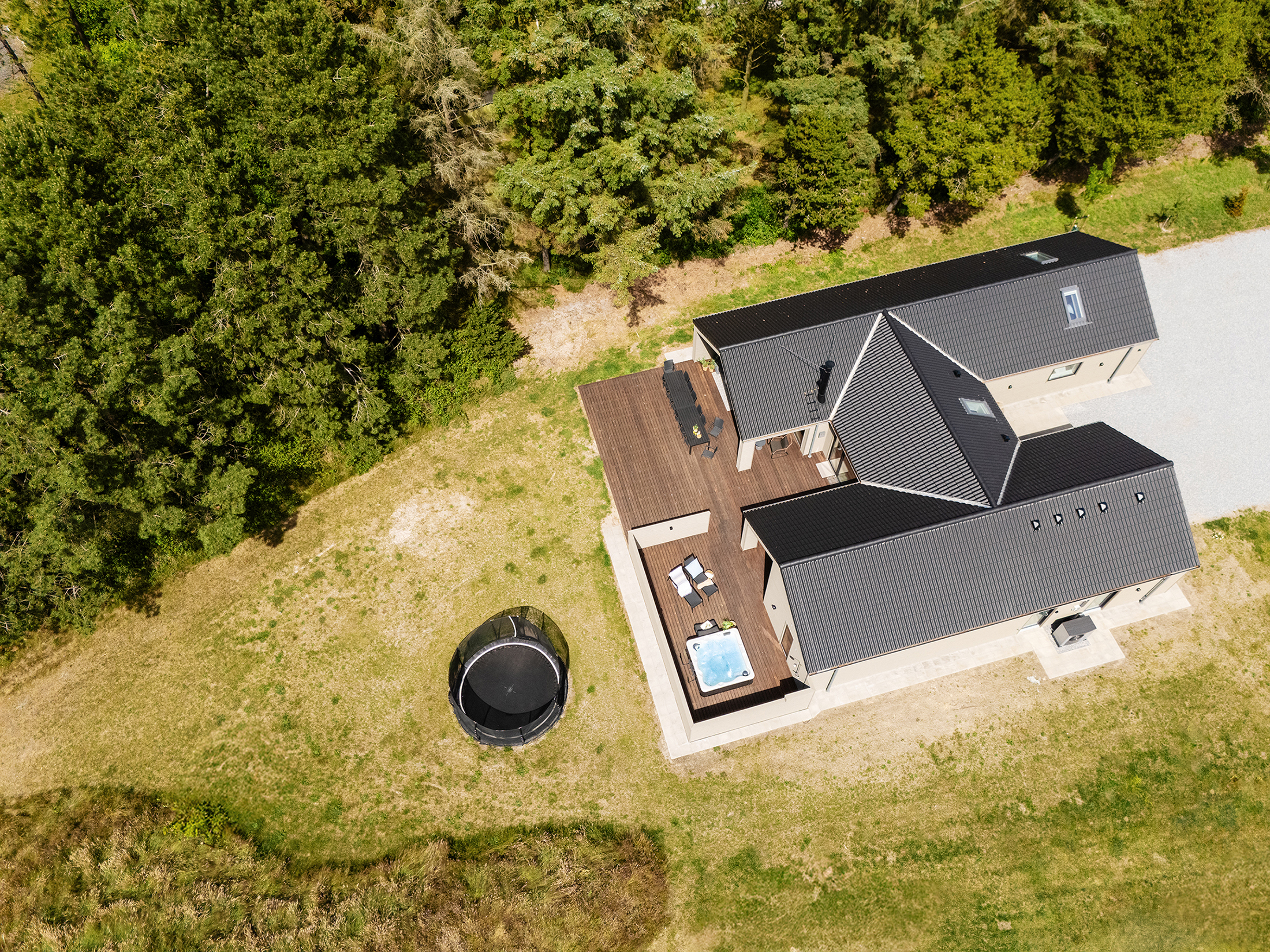 I Sydjylland ligger detta vackra poolhus nr 593 med plats för 14 personer.