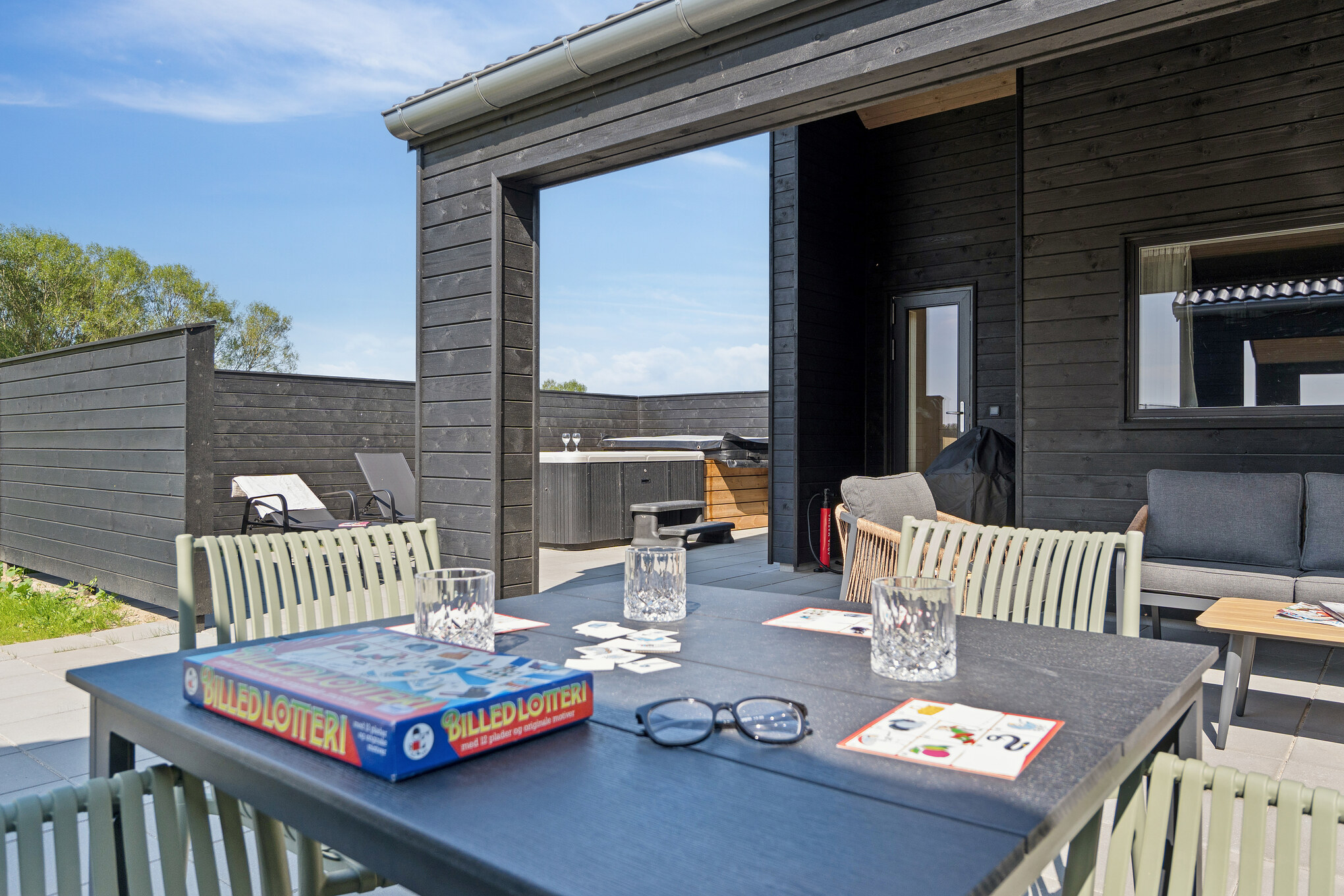 Njut av en grillkväll på terrassen i lyxstuga nr 667 i Fyn och öar