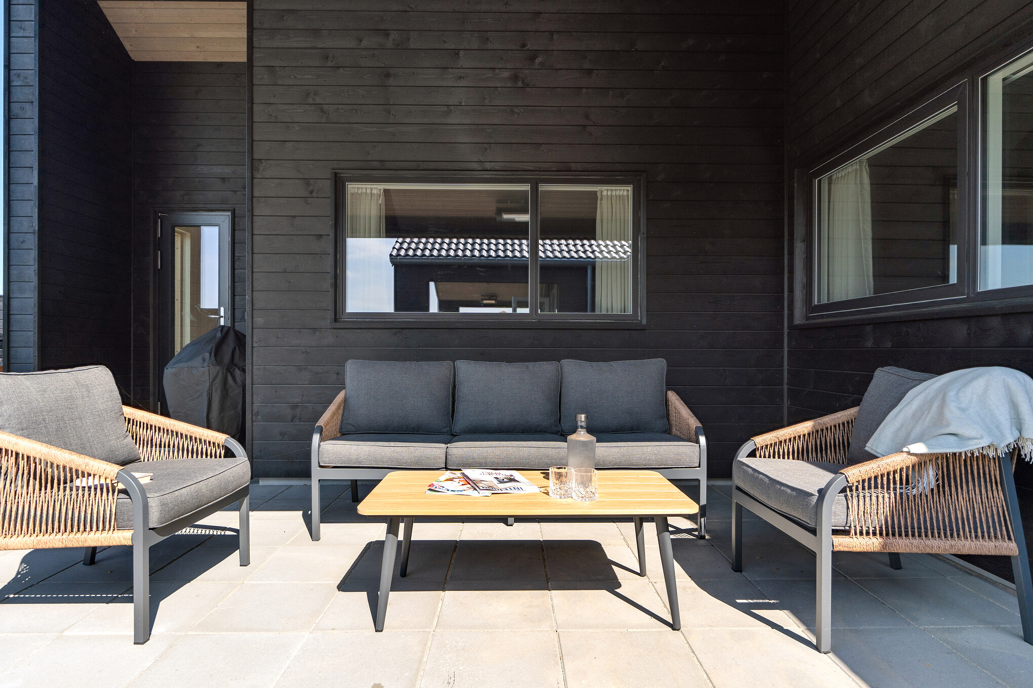 På terrassen i sommarhus nr 667 finns det plats för upp till 18 gäster.
