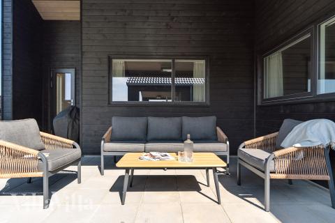 På terrassen i sommarhus nr 667 finns det plats för upp till 18 gäster.