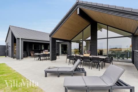 Lyxstuga nr 668 har en härlig terrass med sköna trädgårdsmöbler för 16 personer.