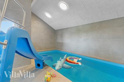 Sommarstuga 668 är inredd med en smakfull poolavdelning som har vattenrutschbana, ett stort inbyggt spapad och bastu