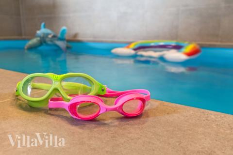 Ta ett dopp i poolen i lyxhus nr 668 i Fyn och öar.