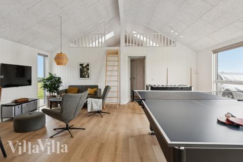 Förutom de många timmar som du kan tillbringa i stugans poolavdelning erbjuder lyxstuga 668 även biljard, bordtennis och dart