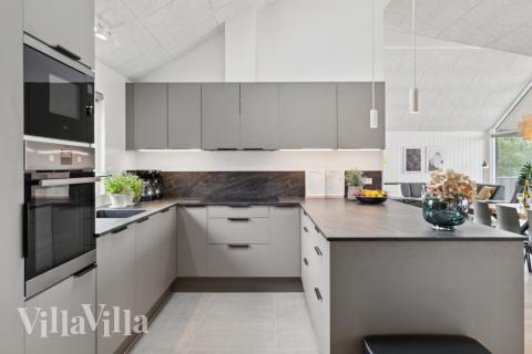 Köket i lyxstuga nr 668 är utrustat så att ni kan laga mat till 16 personer.