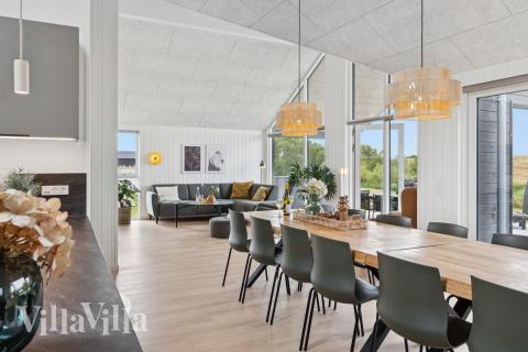 Det stora ljusa vardagsrummet i lyxstuga nr 668 för 16.