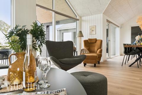 I soffhörnan i lyxstuga 668 i Fyn och öar kan ni spela brädspel eller titta på film tillsammans.