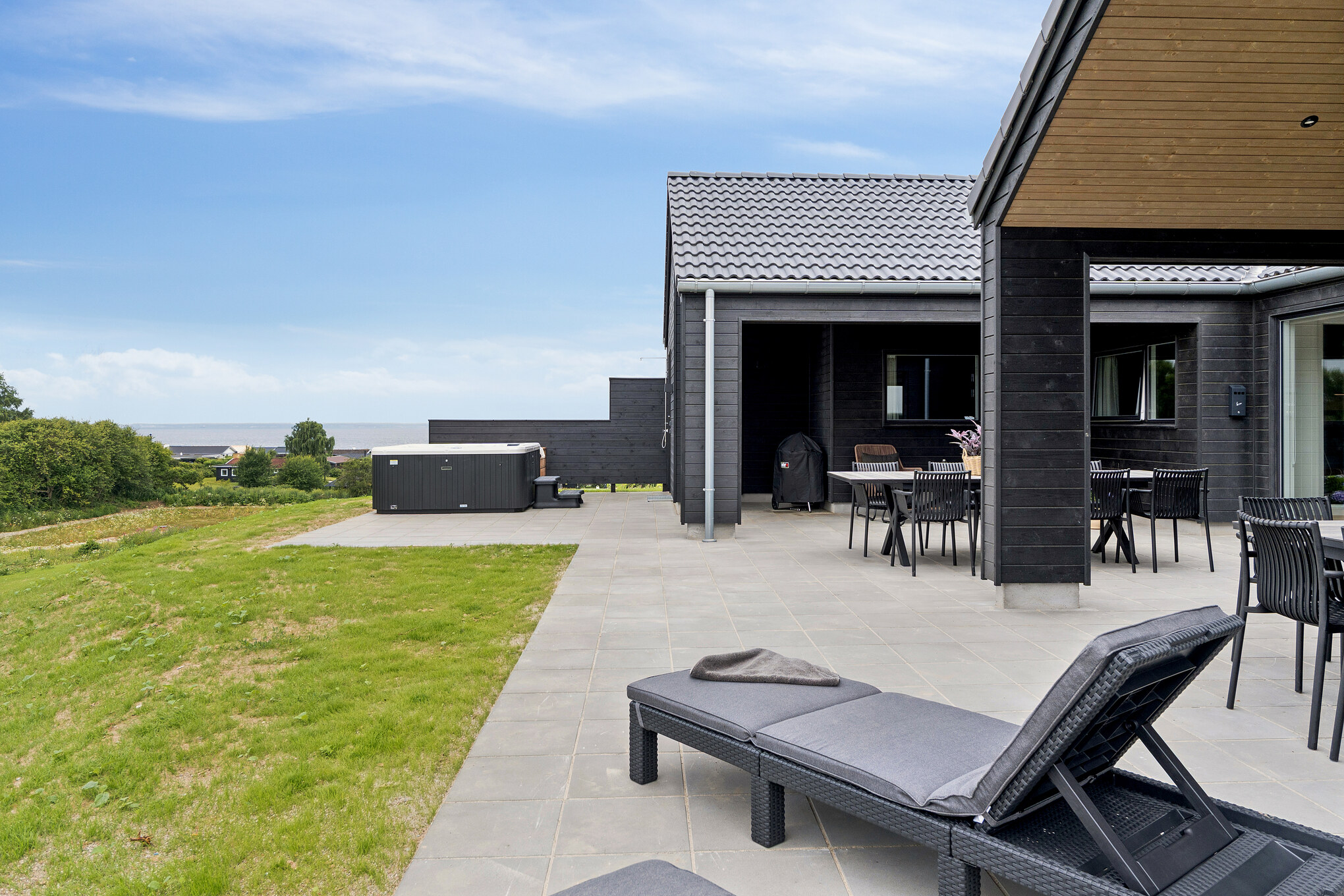 På terrassen i sommarhus nr 668 finns det plats för upp till 16 gäster.
