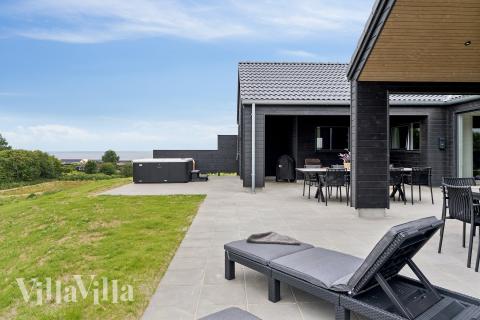 På terrassen i sommarhus nr 668 finns det plats för upp till 16 gäster.