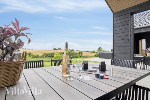 Stor terrass i lyxstuga nr 668 i Fyn och öar.