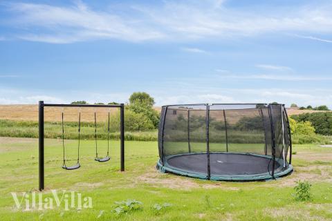 Till den trevliga sommarstugan nr 668 i Fyn och öar erbjuds en mängd utomhusaktiviteter, t.ex. lektorn och gungor