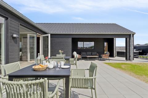 Lyxstuga nr 695 har en härlig terrass med sköna trädgårdsmöbler för 20 personer.