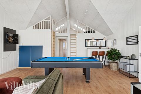 Förutom de många timmar som du kan tillbringa i stugans poolavdelning erbjuder lyxstuga 695 även biljard, bordtennis och dart