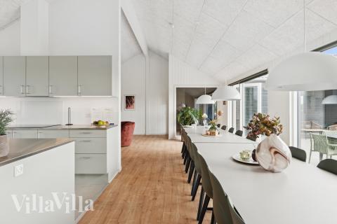 Det stora ljusa vardagsrummet i lyxstuga nr 695 för 20.