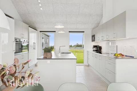 Köket i lyxstuga nr 695 är utrustat så att ni kan laga mat till 20 personer.