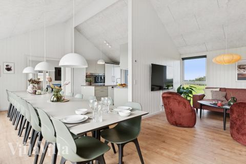 Vardagsrummet i lyxstuga nr. 695 har plats för 20 personer.