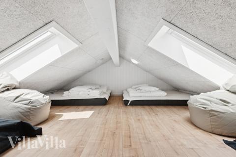 Några av de 20 sovplatserna finns på loftet i lyxstuga nr 695