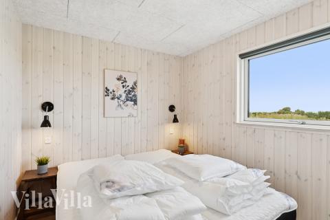 Ett av de 8 utmärkta sovrummen i lyxstuga nr 695 i Fyn och öar.