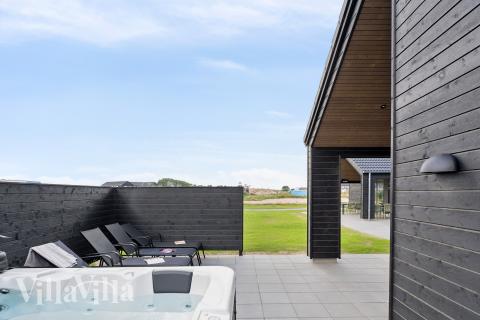 Njut av spabadets värme i lyxstuga nr 695 i Fyn och öar