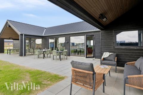 På terrassen i sommarhus nr 695 finns det plats för upp till 20 gäster.