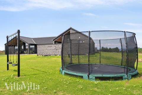 Till den trevliga sommarstugan nr 695 i Fyn och öar erbjuds en mängd utomhusaktiviteter, t.ex. lektorn och gungor