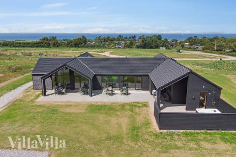 Den praktfulla poolstugan nr 695 med plats för 20 personer ligger i Fyn och öar