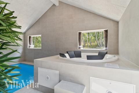 Njut av spabadets värme i lyxstuga nr 811 i Østjylland