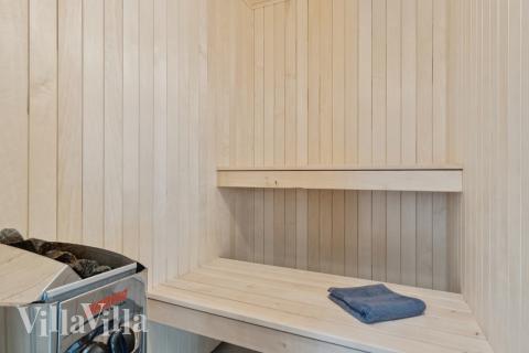 Njut av bastuvärmen i lyxstuga nr 811 för 16 personer