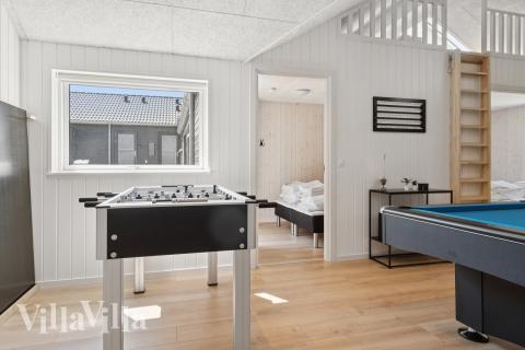 Lyxstuga 811 för 16 personer har ett stort aktivitetsrum med bl.a. biljard och dart