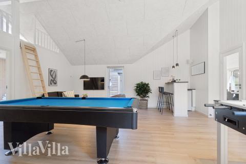 Aktivitetsrum i lyxstuga nr 811 med 6 sovrum och plats för 16 personer.