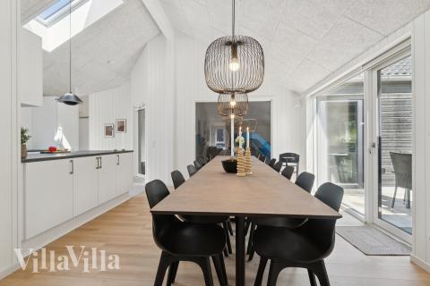 Det stora ljusa vardagsrummet i lyxstuga nr 811 för 16.