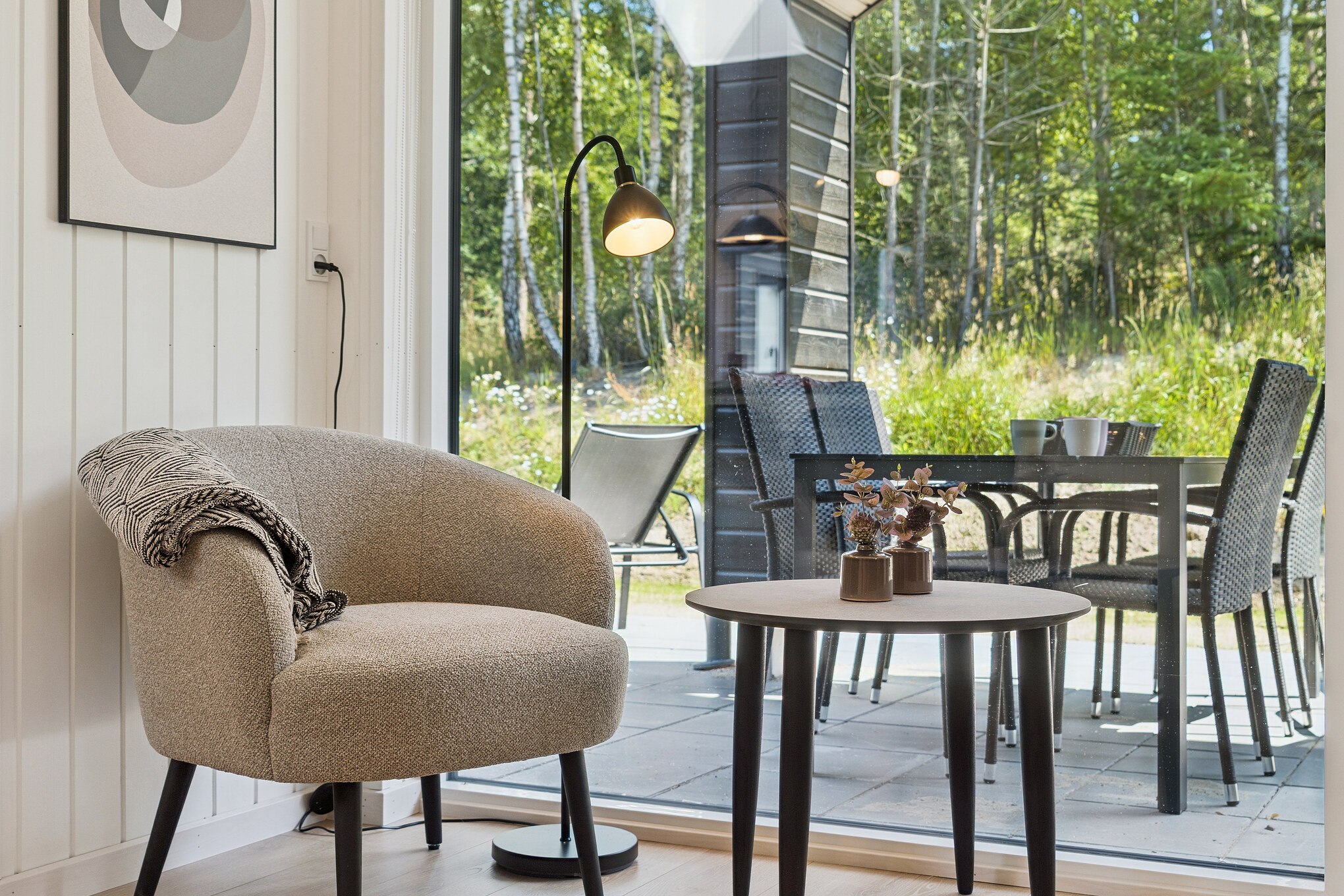 Vardagsrummet i lyxstuga nr. 811 har plats för 16 personer.
