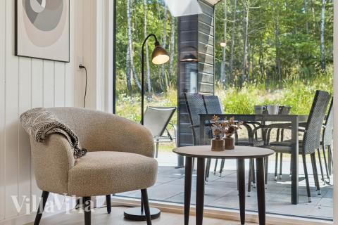 Vardagsrummet i lyxstuga nr. 811 har plats för 16 personer.